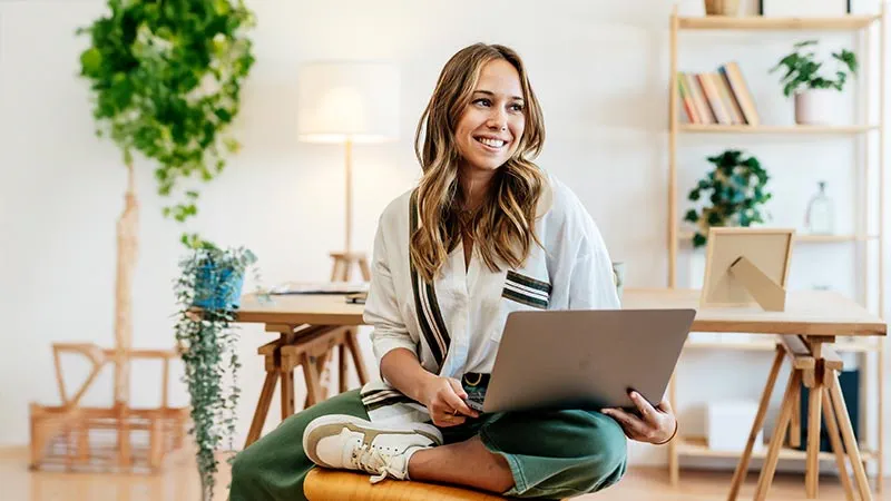 Junge Frau arbeitet im Home Office - flexible Arbeitsmodelle verhandeln Junge Frau arbeitet im Home Office - flexible Arbeitsmodelle verhandeln