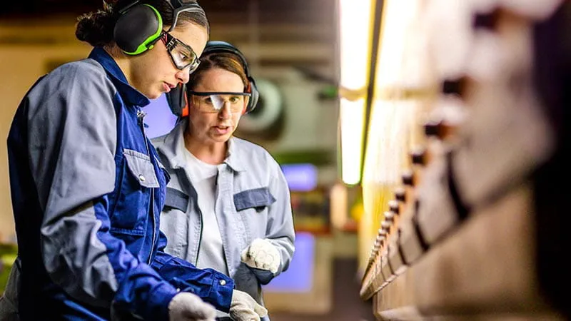 Zwei Frauen arbeiten am Band in einer Fabrik - wie krisenfest ist mein Beruf?