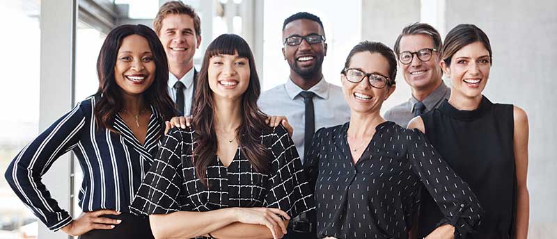 Geschäftsleute lächeln in die Kamera im Büro Geschäftsleute lächeln in die Kamera im Büro
