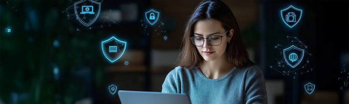 IT-Sicherheitexpertin arbeitet am Laptop an Cybersicherheit. IT-Sicherheitexpertin arbeitet am Laptop an Cybersicherheit.