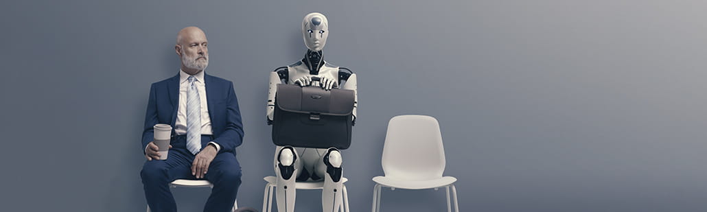 Mensch und Roboter nebeneinander.