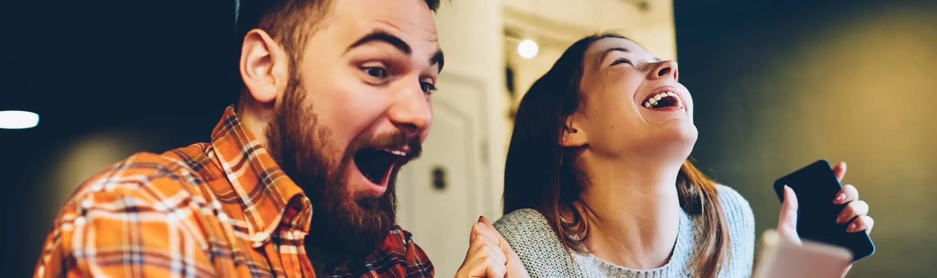 Mann und Frau freuen sich