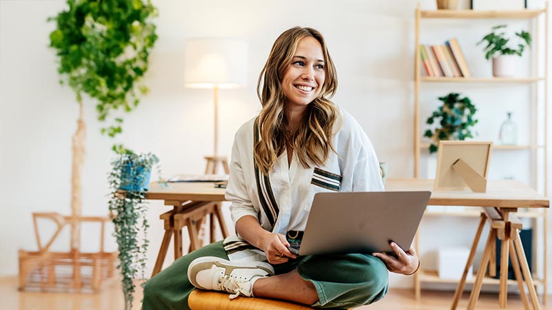 Junge Frau arbeitet im Home Office - flexible Arbeitsmodelle verhandeln