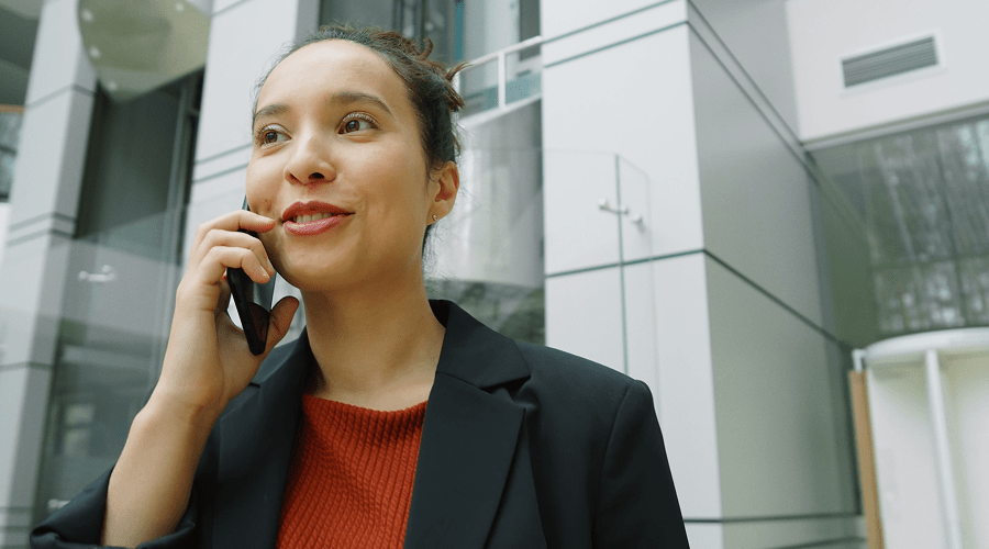 Frau im Anzug telefoniert - Kraft, die bleibt. Frau im Anzug telefoniert - Kraft, die bleibt.