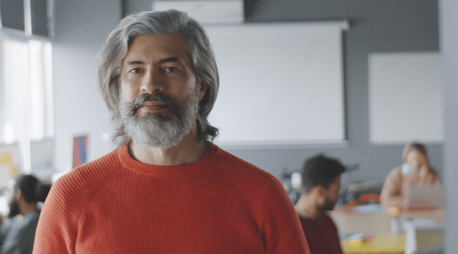 Mann mit grauen Haaren im Büro - Fachkraft Mann mit grauen Haaren im Büro - Fachkraft