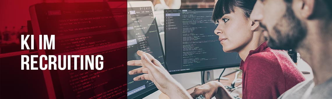 KI im Recruiting Entwickler vor dem Bildschirm mit Code