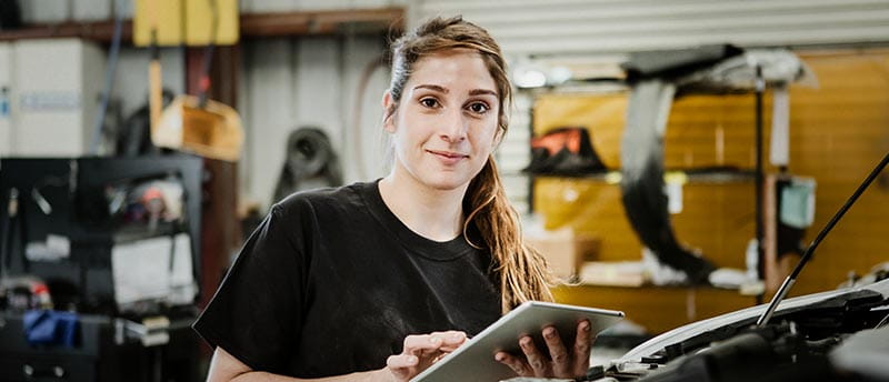 Frau arbeitet in einem Industriebetrieb - DIS AG