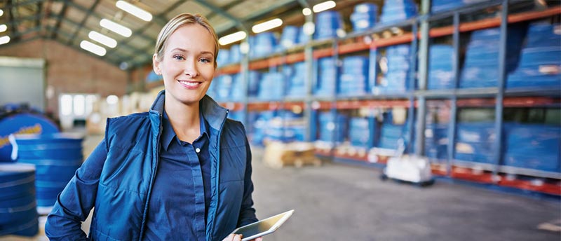 Frau arbeiten in einer Industrieanlage Frau arbeiten in einer Industrieanlage
