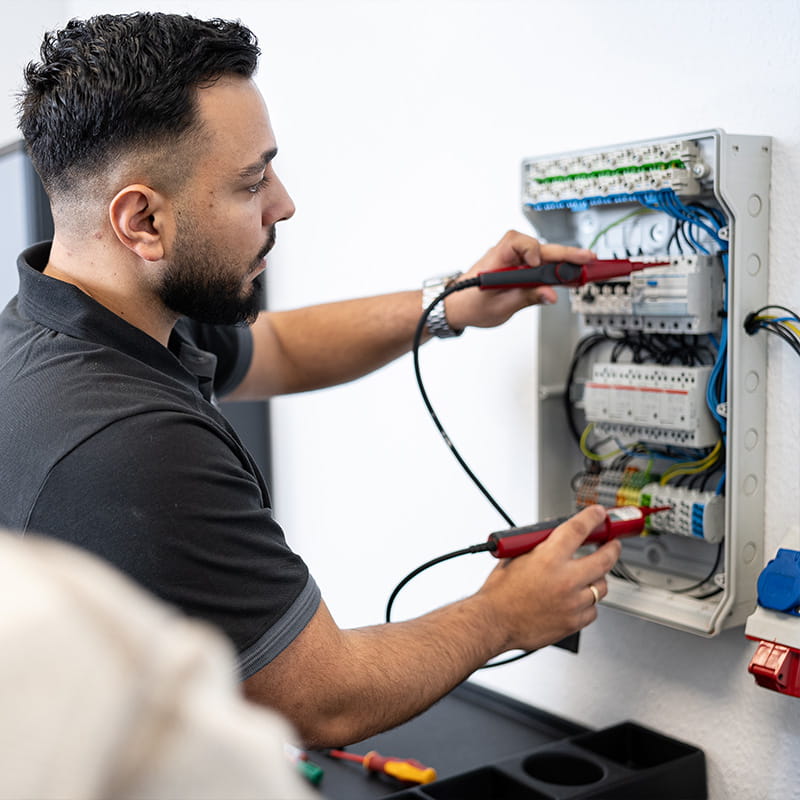 Elektronik-Weiterbildungen für Ihre Mitarbeitenden