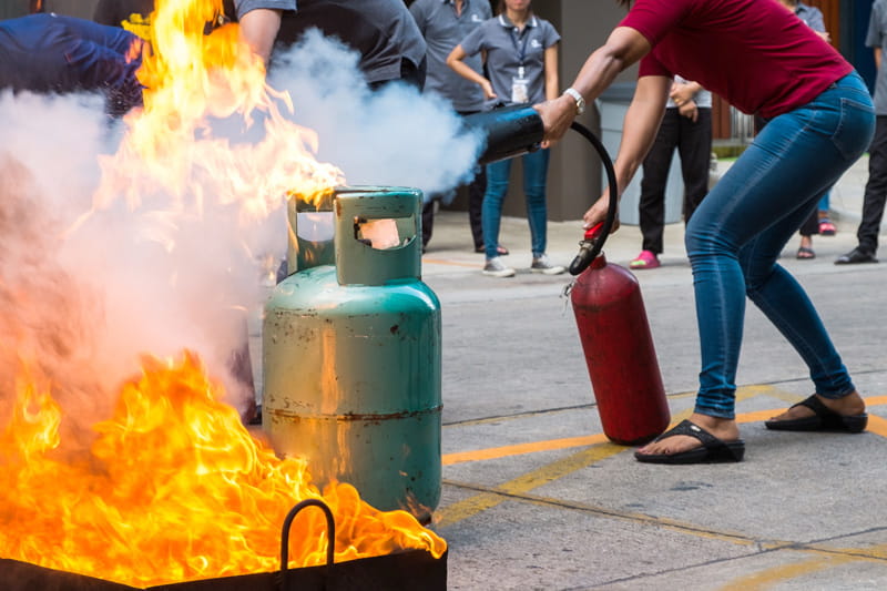 brand-wird-mit-feuerloescher-geloescht