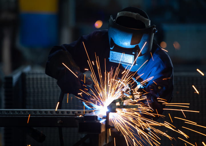 Metallarbeiter schweißt